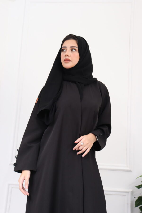 ⁦عباية اسود كلاسيك لمعه بتصميم مميز⁩ - الصورة ⁦3⁩