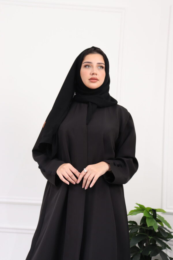 ⁦عباية اسود كلاسيك لمعه بتصميم مميز⁩ - الصورة ⁦6⁩