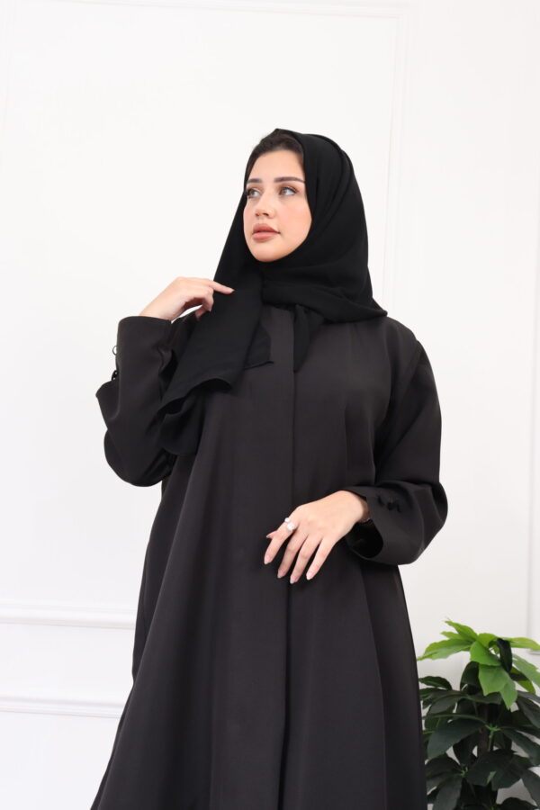 ⁦عباية اسود كلاسيك لمعه بتصميم مميز⁩ - الصورة ⁦2⁩