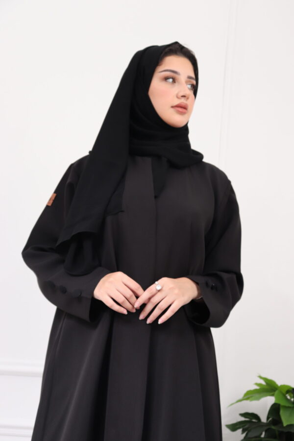 ⁦عباية اسود كلاسيك لمعه بتصميم مميز⁩ - الصورة ⁦5⁩