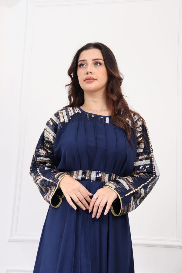 ⁦جلابيه كحلي مطرزه بترتر⁩ - الصورة ⁦3⁩