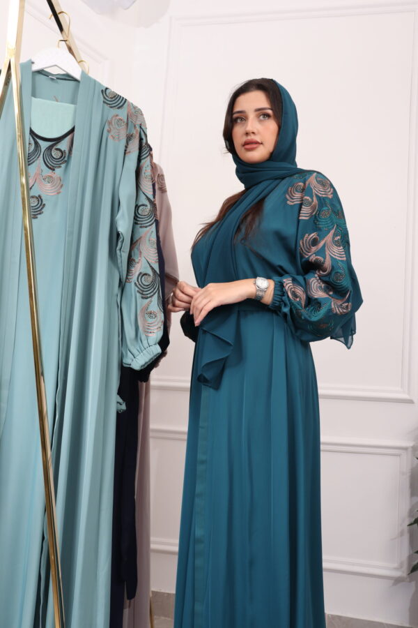 ⁦جلابيه اخضر بطبقه داخليه و تطريز من الصدر ممتده على اكتاف⁩ - الصورة ⁦7⁩