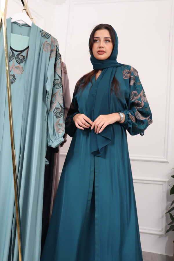 ⁦جلابيه اخضر بطبقه داخليه و تطريز من الصدر ممتده على اكتاف⁩ - الصورة ⁦8⁩