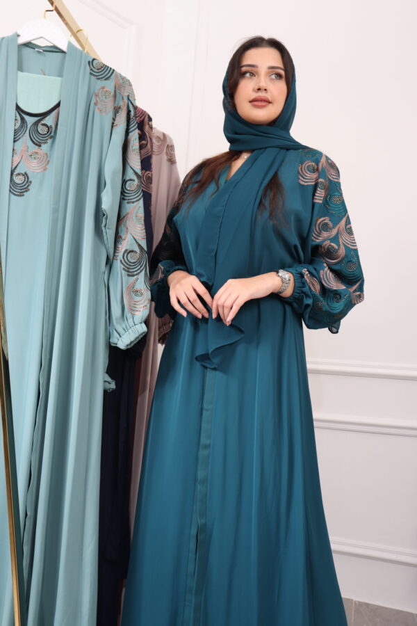 ⁦جلابيه اخضر بطبقه داخليه و تطريز من الصدر ممتده على اكتاف⁩ - الصورة ⁦9⁩