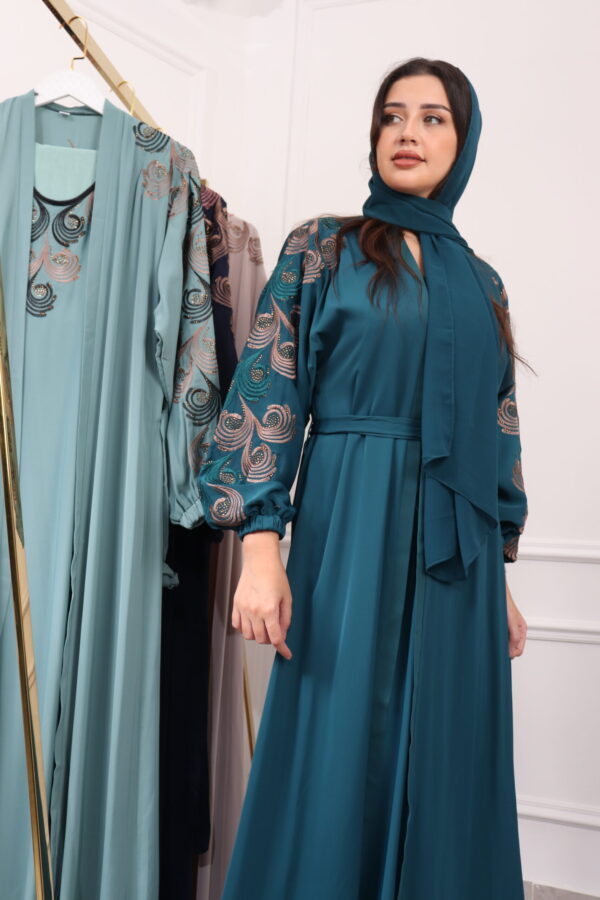 ⁦جلابيه اخضر بطبقه داخليه و تطريز من الصدر ممتده على اكتاف⁩ - الصورة ⁦10⁩