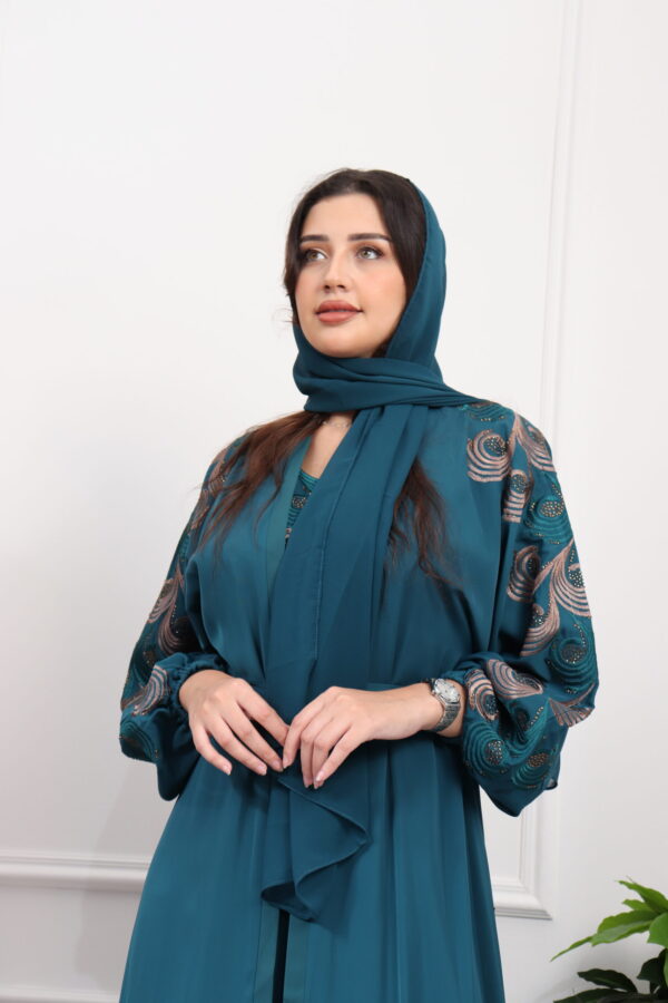 ⁦جلابيه اخضر بطبقه داخليه و تطريز من الصدر ممتده على اكتاف⁩ - الصورة ⁦2⁩