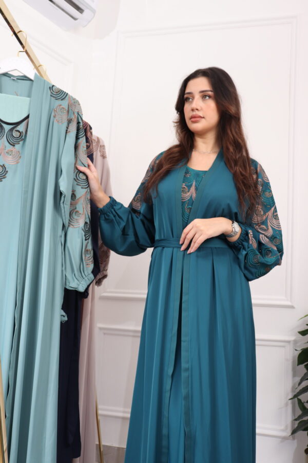 ⁦جلابيه اخضر بطبقه داخليه و تطريز من الصدر ممتده على اكتاف⁩ - الصورة ⁦6⁩