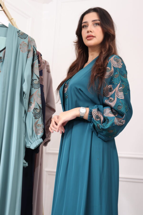 ⁦جلابيه اخضر بطبقه داخليه و تطريز من الصدر ممتده على اكتاف⁩ - الصورة ⁦5⁩