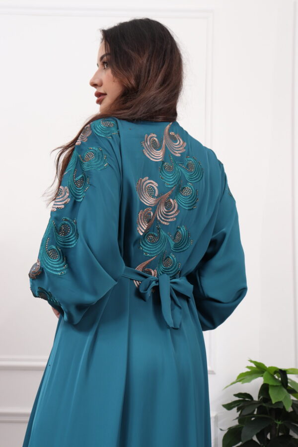 ⁦جلابيه اخضر بطبقه داخليه و تطريز من الصدر ممتده على اكتاف⁩ - الصورة ⁦3⁩