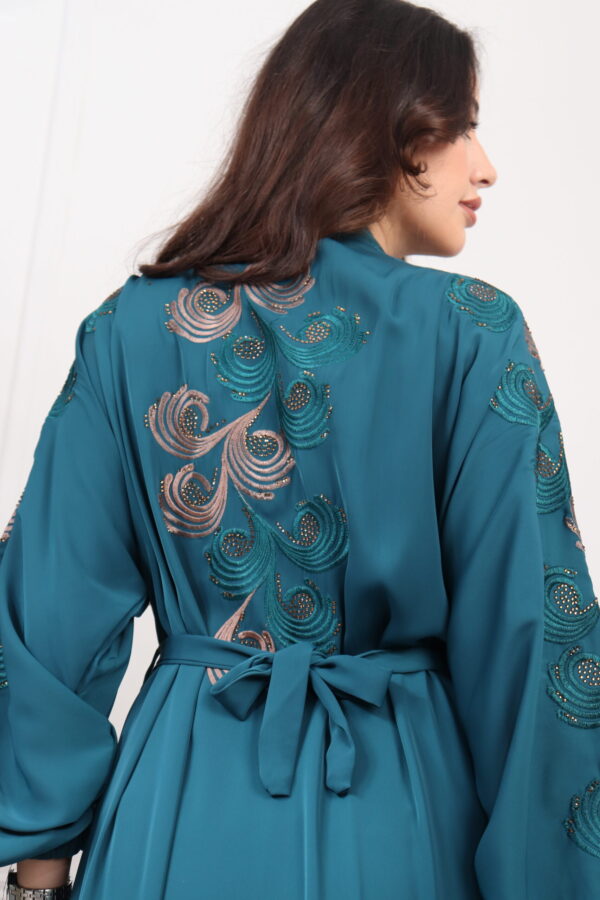 ⁦جلابيه اخضر بطبقه داخليه و تطريز من الصدر ممتده على اكتاف⁩ - الصورة ⁦4⁩