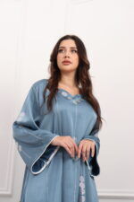 ⁦جلابيه ازرق بفصوص محدد من امام و اكتاف⁩ - الصورة ⁦4⁩