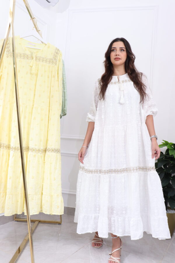 ⁦جلابيه ابيض بقماش مشجر من نفسه بكم مطاط⁩ - الصورة ⁦4⁩