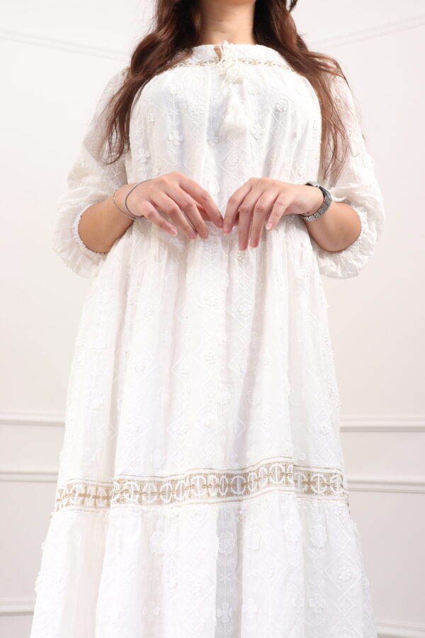 ⁦جلابيه ابيض بقماش مشجر من نفسه بكم مطاط⁩ - الصورة ⁦2⁩