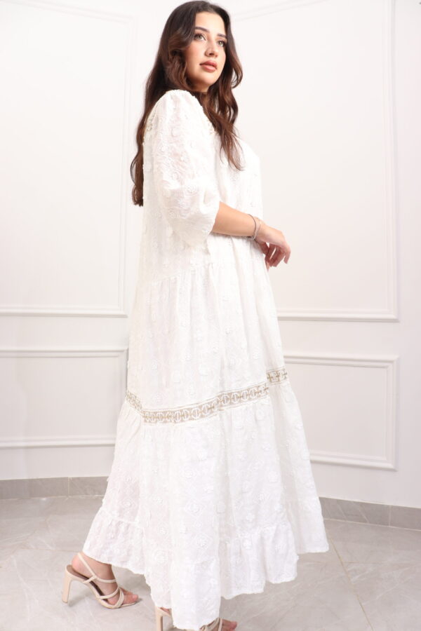 ⁦جلابيه ابيض بقماش مشجر من نفسه بكم مطاط⁩ - الصورة ⁦3⁩