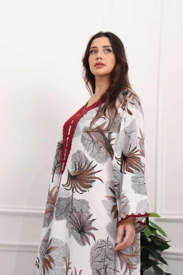 ⁦جلابيه بني مزينه بدقات شرايط عنابي من امام⁩ - الصورة ⁦3⁩