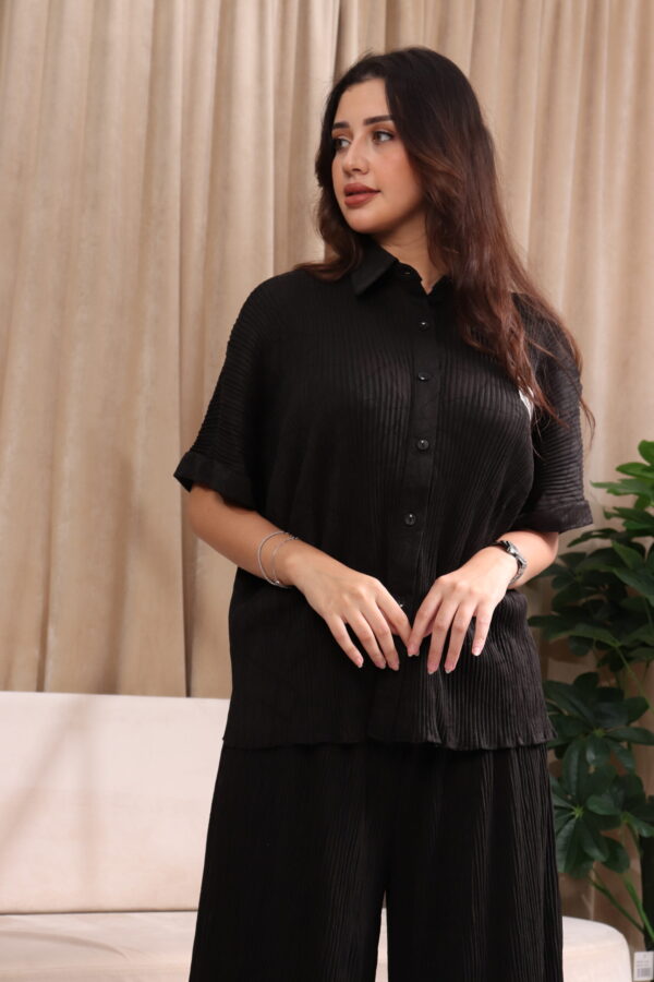 ⁦طقم كاجوال أسود تتكون من قطعتين بأكمام قصيرة وبنطلون طويل⁩ - الصورة ⁦7⁩