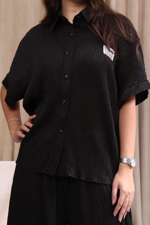 ⁦طقم كاجوال أسود تتكون من قطعتين بأكمام قصيرة وبنطلون طويل⁩ - الصورة ⁦4⁩