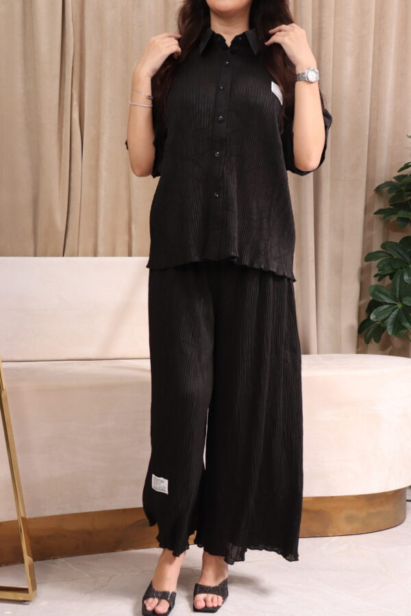 ⁦طقم كاجوال أسود تتكون من قطعتين بأكمام قصيرة وبنطلون طويل⁩ - الصورة ⁦5⁩