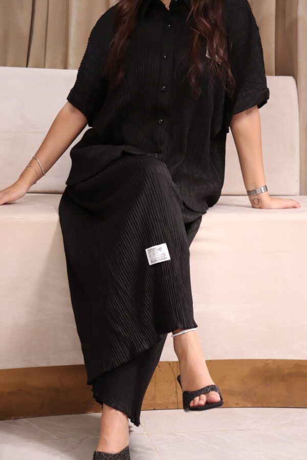 ⁦طقم كاجوال أسود تتكون من قطعتين بأكمام قصيرة وبنطلون طويل⁩ - الصورة ⁦6⁩