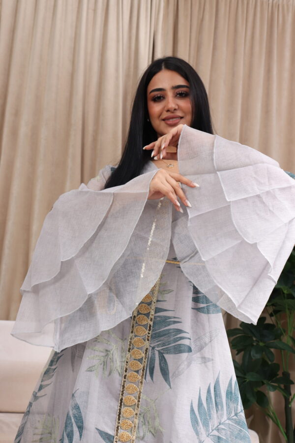 ⁦جلابية مشجرة باكمام كلوش لون تيفاني مع شريط شك⁩ - الصورة ⁦3⁩