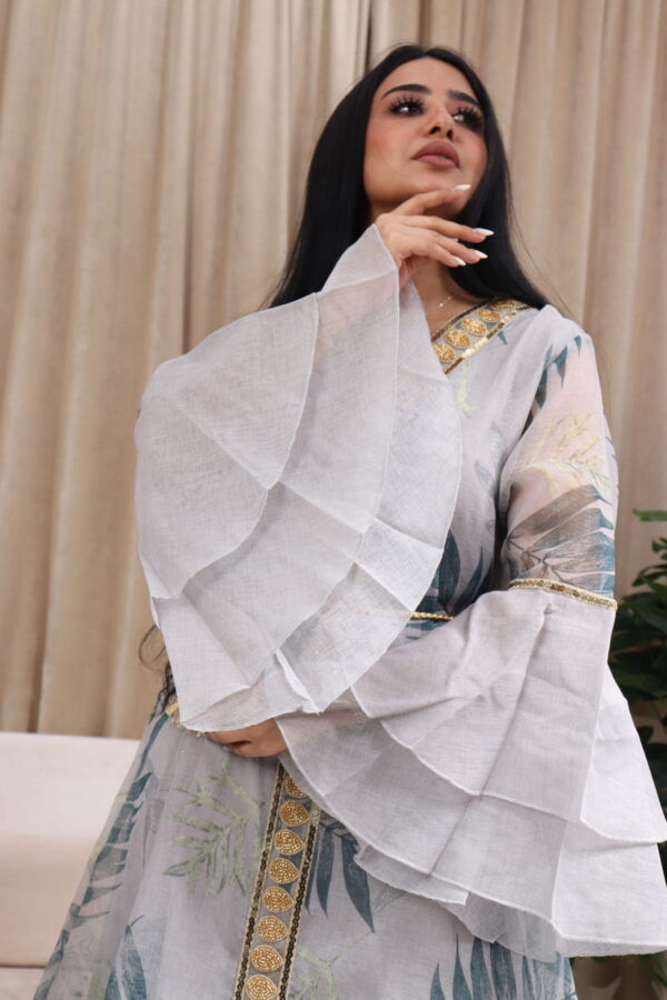 ⁦جلابية مشجرة باكمام كلوش لون تيفاني مع شريط شك⁩ - الصورة ⁦2⁩