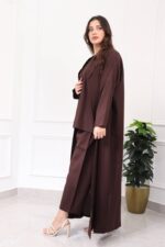 ⁦عباية ثلاث قطع بني طقم قماش كريب واقف⁩ - الصورة ⁦8⁩