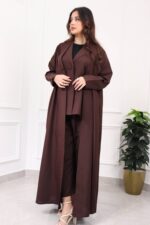 ⁦عباية ثلاث قطع بني طقم قماش كريب واقف⁩ - الصورة ⁦7⁩