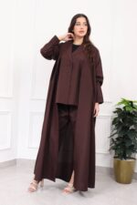 ⁦عباية ثلاث قطع بني طقم قماش كريب واقف⁩ - الصورة ⁦2⁩