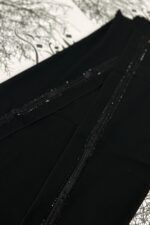 ⁦طرحه اسود فصوص طرفين مع شريط مميز ⁩ - الصورة ⁦3⁩