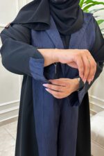 ⁦عباية بياقة منسوجه بقماش كحلي على الاكمام والامام⁩ - الصورة ⁦2⁩