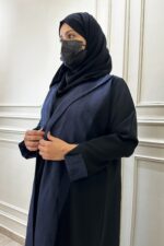 عباية بياقة منسوجه بقماش كحلي على الاكمام والامام