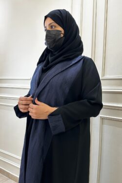 عباية بياقة منسوجه بقماش كحلي على الاكمام والامام