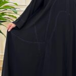 عباية كلوش مطرزة بخيوط كحلية مخفية – قماش نواعم