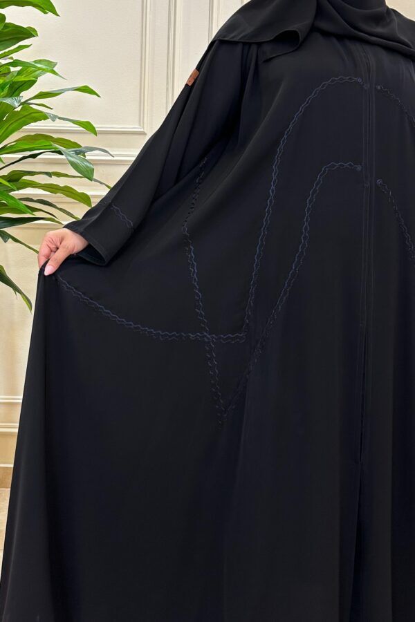 ⁦عباية كلوش مطرزة بخيوط كحلية مخفية – قماش نواعم⁩ - الصورة ⁦7⁩