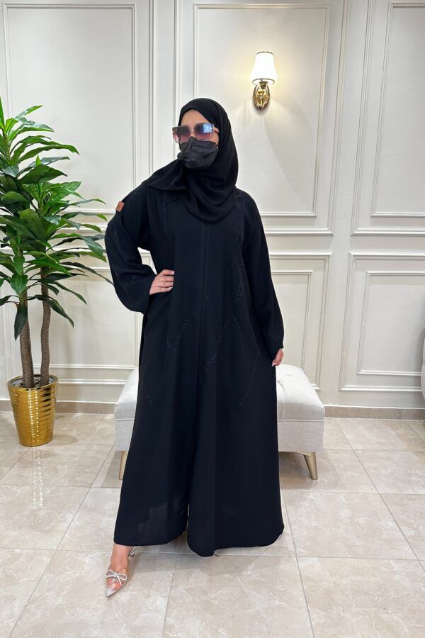⁦عبايه كلوش رقبة منسوجة بقماش انترنت مطرزه بخيوط كحلي مخفى⁩ - الصورة ⁦2⁩