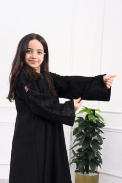 عباية بناتي بتطريز كامل بلون كحلي