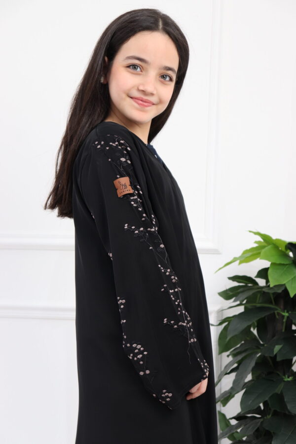 ⁦عبايه بنات كلاسيك مبتكره بتطريز على الكم بلون نحاسي اسود⁩ - الصورة ⁦5⁩