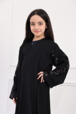 ⁦عبايه بنات كلاسيك مبتكره بتطريز على الكم بلون نحاسي اسود⁩ - الصورة ⁦4⁩