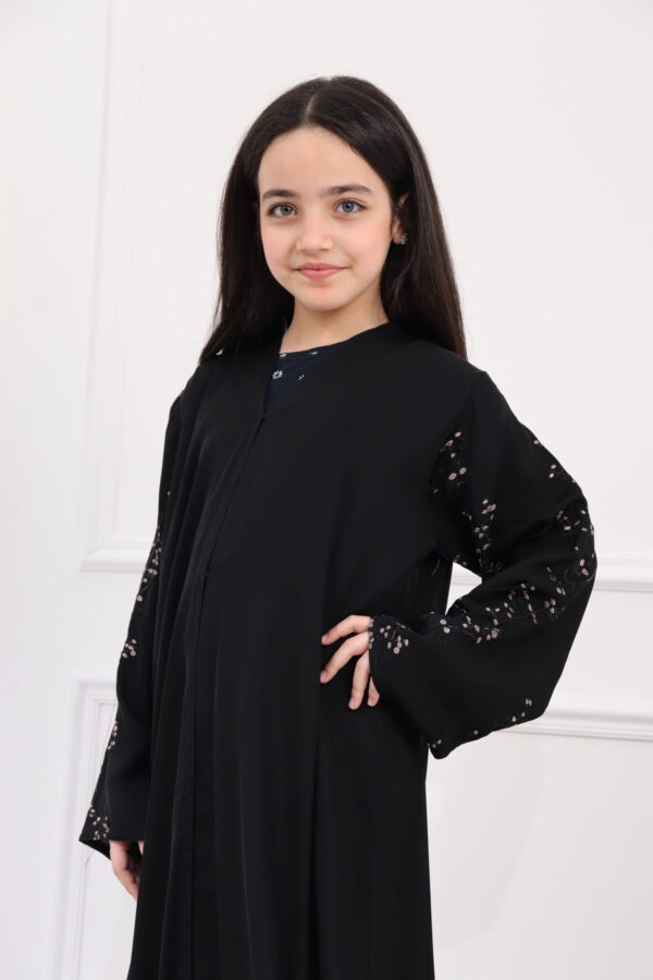 ⁦عبايه بنات كلاسيك مبتكره بتطريز على الكم بلون نحاسي اسود⁩ - الصورة ⁦4⁩