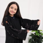 عبايه بنات كلاسيك مبتكره بتطريز على الكم بلون نحاسي اسود