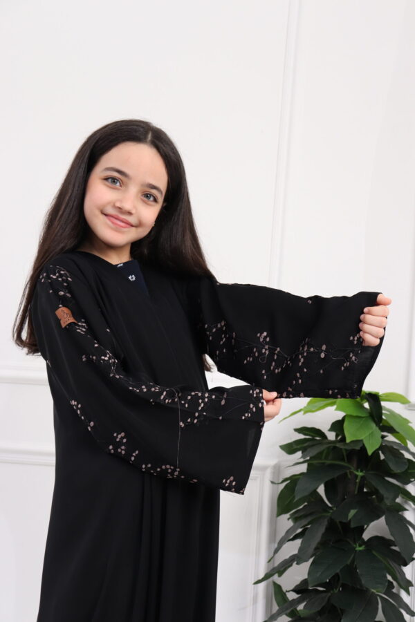 ⁦عبايه بنات كلاسيك مبتكره بتطريز على الكم بلون نحاسي اسود⁩ - الصورة ⁦2⁩