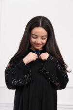 ⁦عبايه بنات كلاسيك مبتكره بتطريز على الكم بلون نحاسي اسود⁩ - الصورة ⁦3⁩