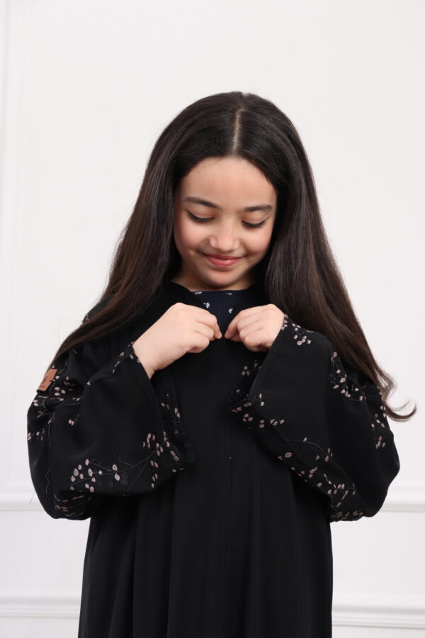 ⁦عبايه بنات كلاسيك مبتكره بتطريز على الكم بلون نحاسي اسود⁩ - الصورة ⁦3⁩