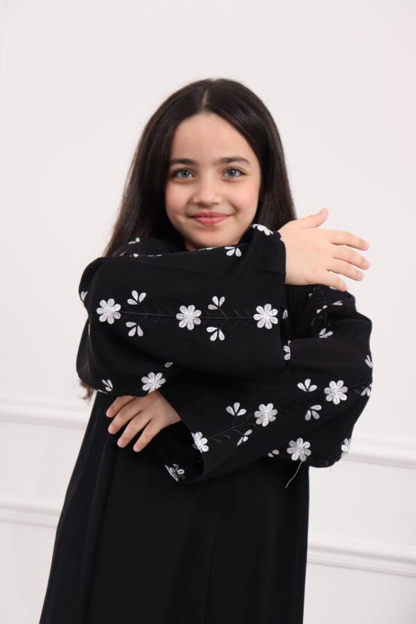 ⁦عباية بناتي بتطريز على الأكمام بورود أبيض وأسود⁩ - الصورة ⁦3⁩
