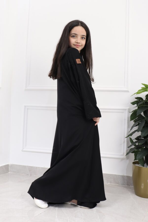 ⁦عباية بناتي بتطريز أسود على الأكمام كامل⁩ - الصورة ⁦3⁩
