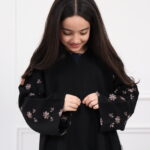 عباية بنات بتطريز على اكمام بورود ببيج واسود