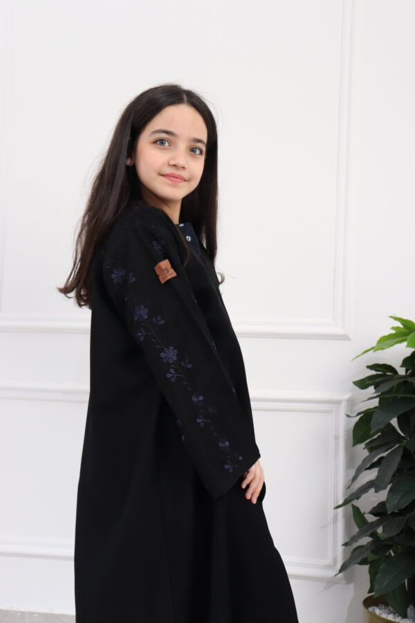 ⁦عبايه بناتي بتطريز على اكمام بورود بكحلي واسود⁩ - الصورة ⁦6⁩
