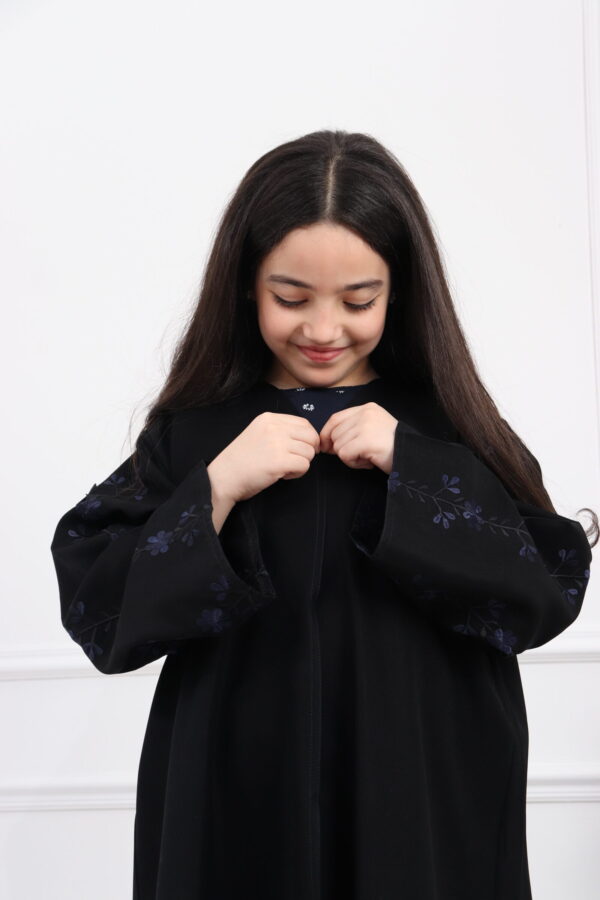 ⁦عبايه بناتي بتطريز على اكمام بورود بكحلي واسود⁩ - الصورة ⁦5⁩