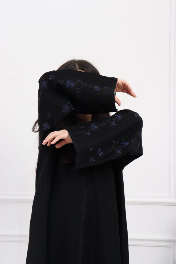 ⁦عبايه بناتي بتطريز على اكمام بورود بكحلي واسود⁩ - الصورة ⁦7⁩