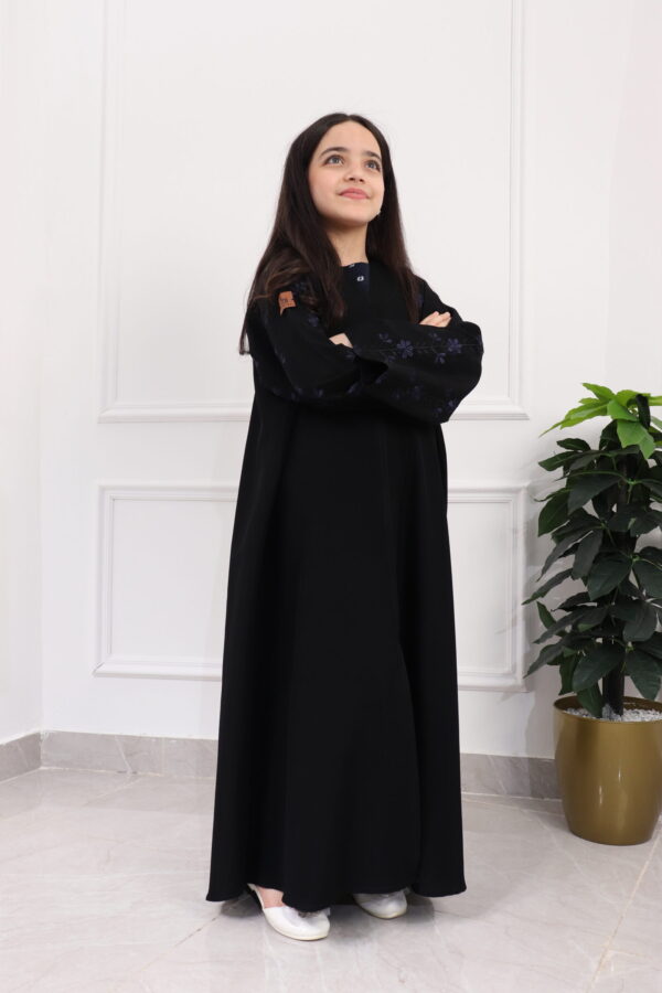 ⁦عبايه بناتي بتطريز على اكمام بورود بكحلي واسود⁩ - الصورة ⁦3⁩